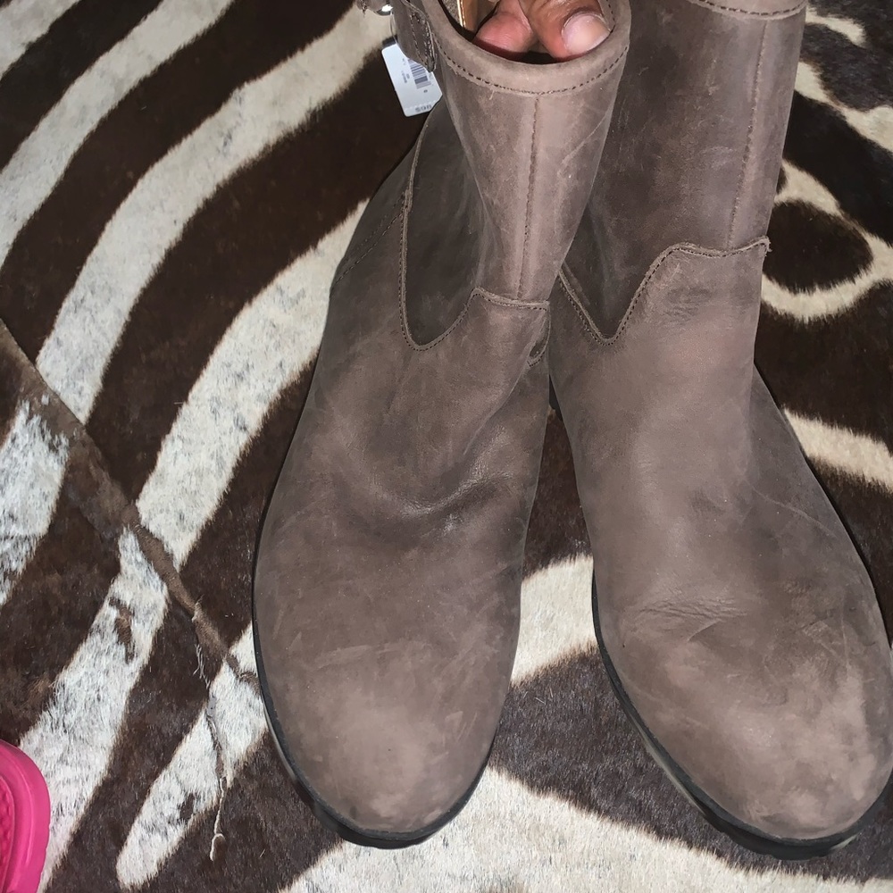 Boots - Picture 3 of 6